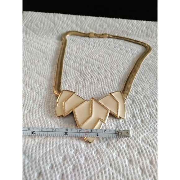 Trifari Cream Enamel & Gold Tone Necklace With Serpentine Chain 16" Vintage MCM - Picture 2 of 5